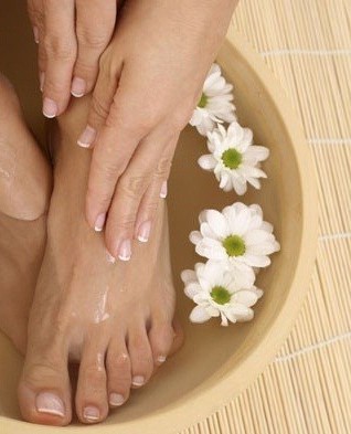 Cura dei piedi in estate: consigli per piedi belli e sani con sandali cura dei piedi pediluvio estate piedi ben curati